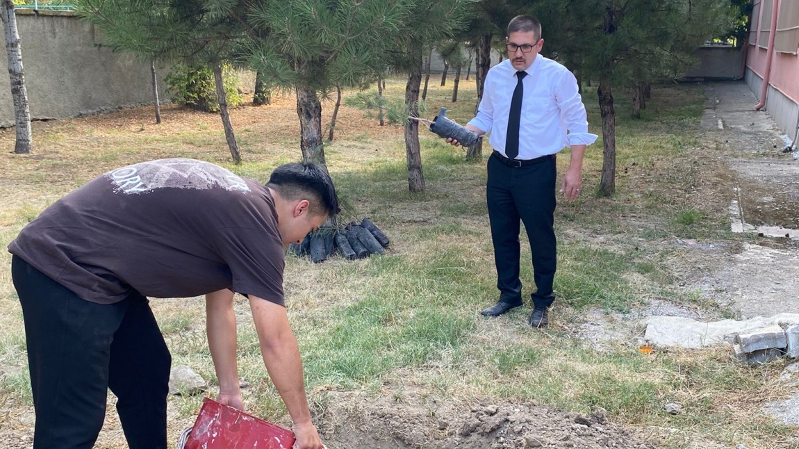 HER ÇOCUK BİR FİDAN PROJESİ KAPSAMINDA ÖĞRENCİLERİMİZ FİDAN DİKTİ